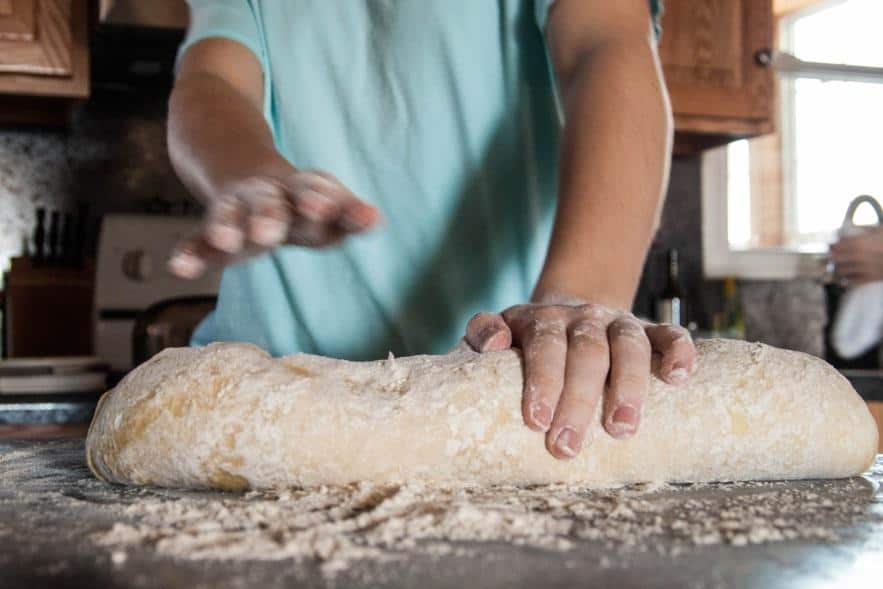 A falta de pan, buenas son (las) tortas